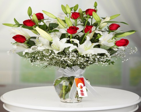 Beyaz Lilyumun Zerafeti Aşkın Temsili Kırmızı Güller